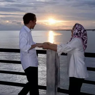 6 Potret romantis Jokowi dan Iriana nikmati sunset di Papua