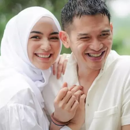 9 Potret prewedding Citra Kirana &amp; Rezky Aditya di outdoor