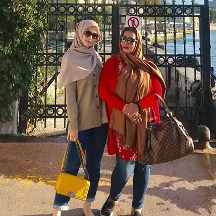 10 Potret ibunda Citra Kirana, gayanya curi perhatian