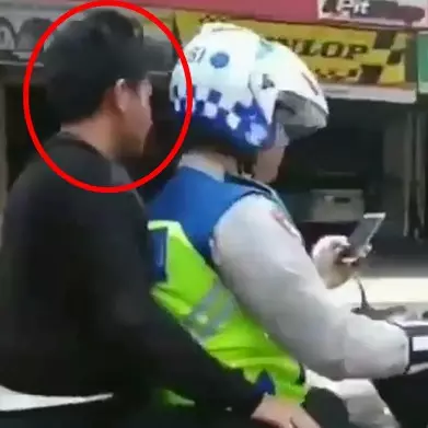 Viral polisi boncengi pria tak pakai helm, ditegur warga