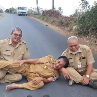 Bupati Banjarnegara guling-guling di jalan, aksinya viral lagi