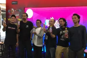 12 Seniman grafis kontemporer tuangkan karya di botol minuman kemasan