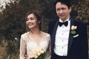 4 Komedian Indonesia ini jatuh ke pelukan pria bule