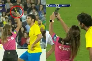 Demi bisa selfie, wasit cantik ini beri Kaka kartu kuning