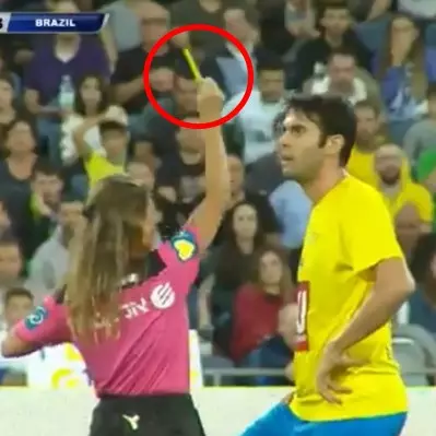 Demi bisa selfie, wasit cantik ini beri Kaka kartu kuning