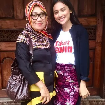 Dikabarkan tak akur, ini 8 potret kompak Indah Permatasari &amp; ibu