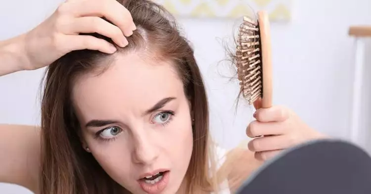8 Penyebab rambut rontok berlebihan dan cara mengatasinya