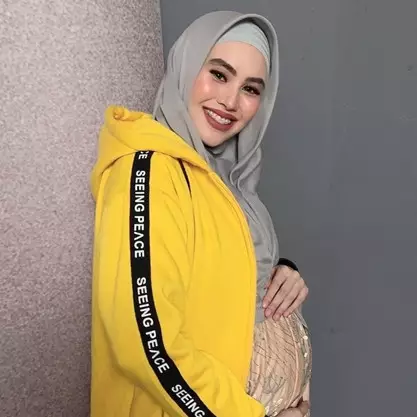 Unggah potret anak dalam posisi sujud, ini doa khusus Kartika Putri