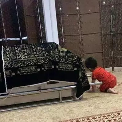 Viral potret bocah keilingi keranda jenazah ortu, kisahnya sedih
