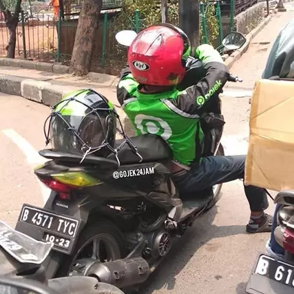 10 Tingkah santai driver ojek online belum dapat penumpang