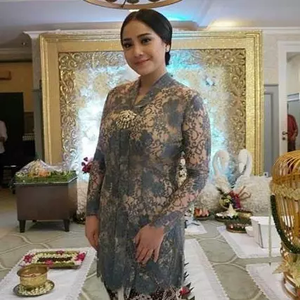 8 Gaya Nagita Slavina pakai busana etnik, pesonanya nambah