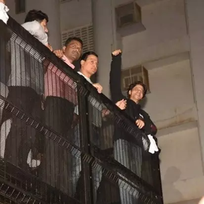 10 Momen ultah Shah Rukh Khan ke-54, fans tunggu di depan rumah
