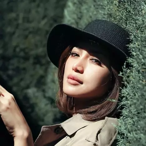 Temani calon mertua kondangan, Jessica Iskandar tuai pujian