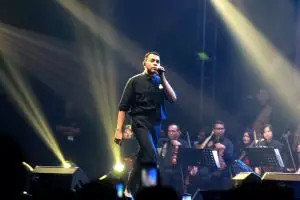 Tulus sukses menghibur ribuan penonton di konser Festival Sewindu  