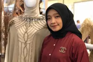 Cara desainer Ayu Dyah Andari kampanye lingkungan lewat karya