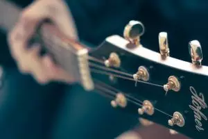 10 Cara bermain gitar bagi pemula, mudah dan cepat bisa