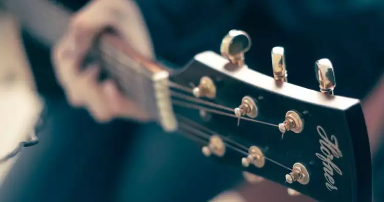 10 Cara bermain gitar bagi pemula, mudah dan cepat bisa