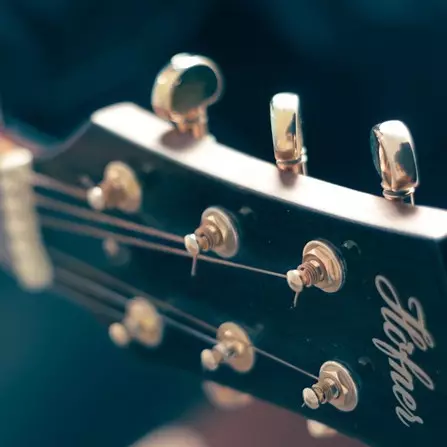 10 Cara bermain gitar bagi pemula, mudah dan cepat bisa