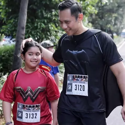 Temani Aira belajar, brewok Agus Yudhoyono bikin gagal fokus