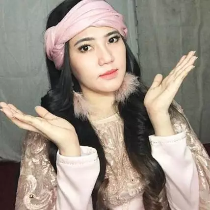 7 Potret Via Vallen dengan gaya rambut berponi, curi perhatian