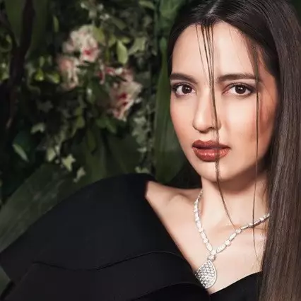 Nia Ramadhani kembaran baju dengan 5 seleb, ini beda gayanya