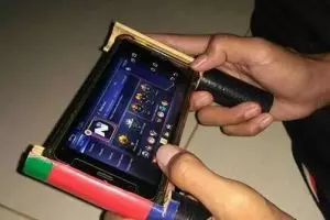 8 Kelakuan orang gunakan gadget ini bikin tepuk jidat