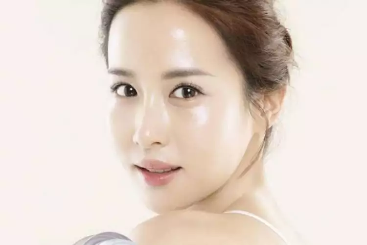 Tips tampil natural glass skin ala perempuan Korea