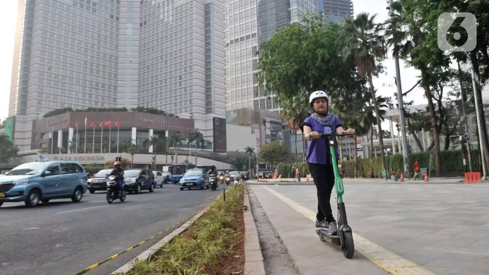 viral pengendara skuter listrik ditabrak © merdeka.com viral pengendara skuter listrik ditabrak © merdeka.com