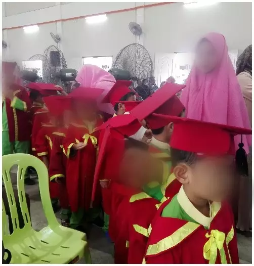 walimurid tak mampu bayar foto wisuda © berbagai sumber walimurid tak mampu bayar foto wisuda © berbagai sumber