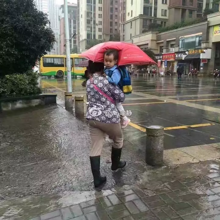 momen apes anak di tempat umum © 2019 instagram.com