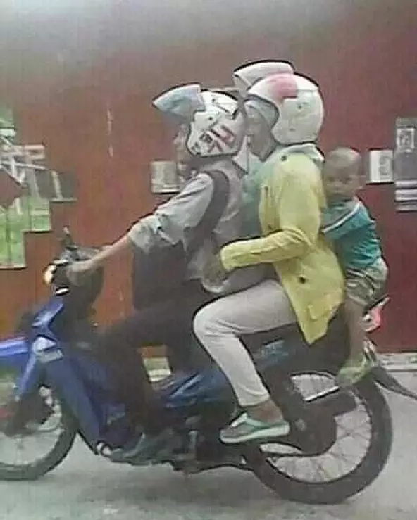 momen apes anak di tempat umum © 2019 instagram.com