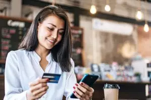 Cara mengambil uang di ATM pakai smartphone, tanpa kartu