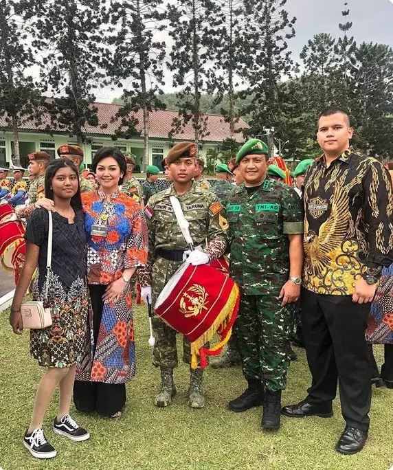 bella saphira dampingi suami wisuda tni © Instagram/@bellasaphiraofficial bella saphira dampingi suami wisuda tni © Instagram/@bellasaphiraofficial