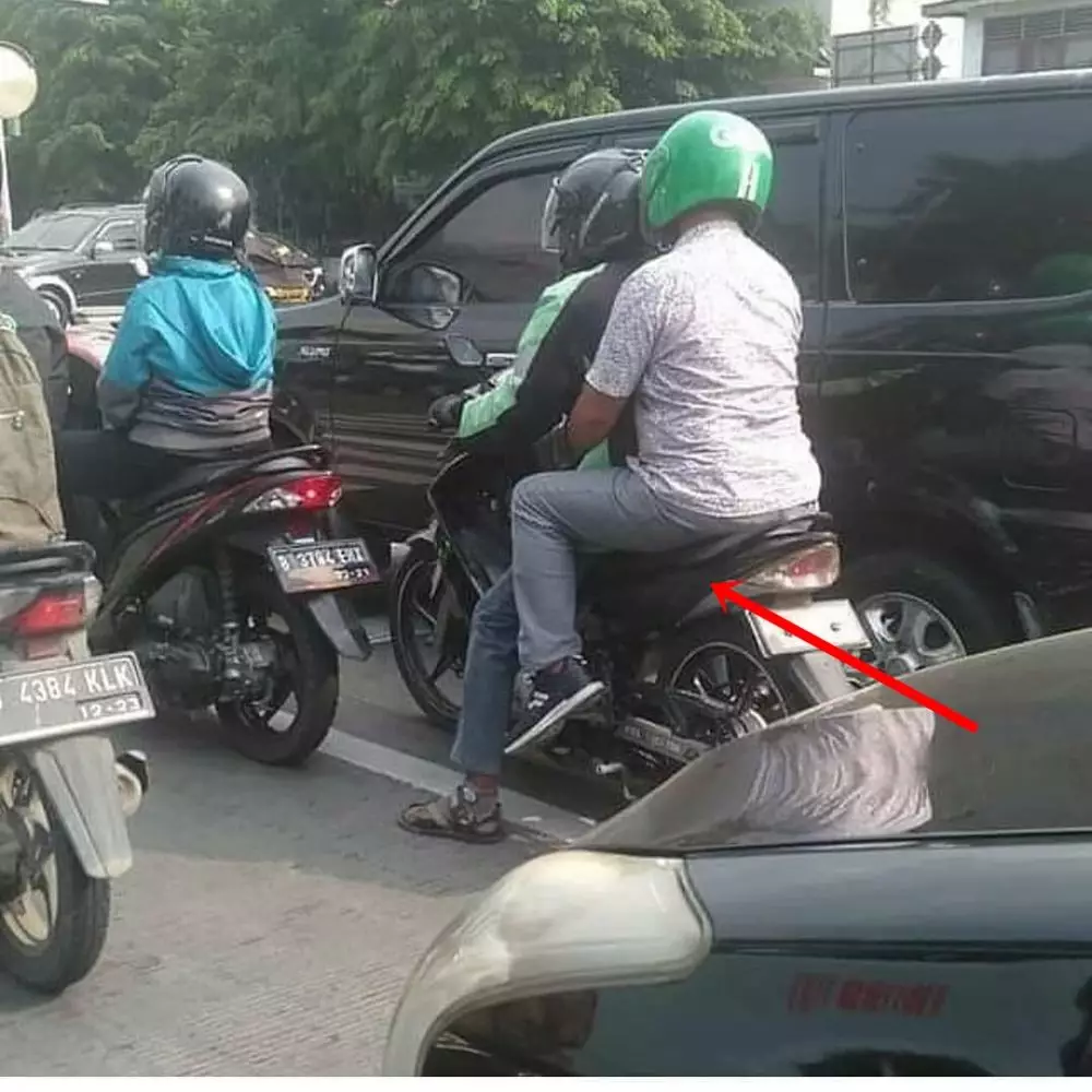 posisi cowok duduk  © 2019 brilio.net