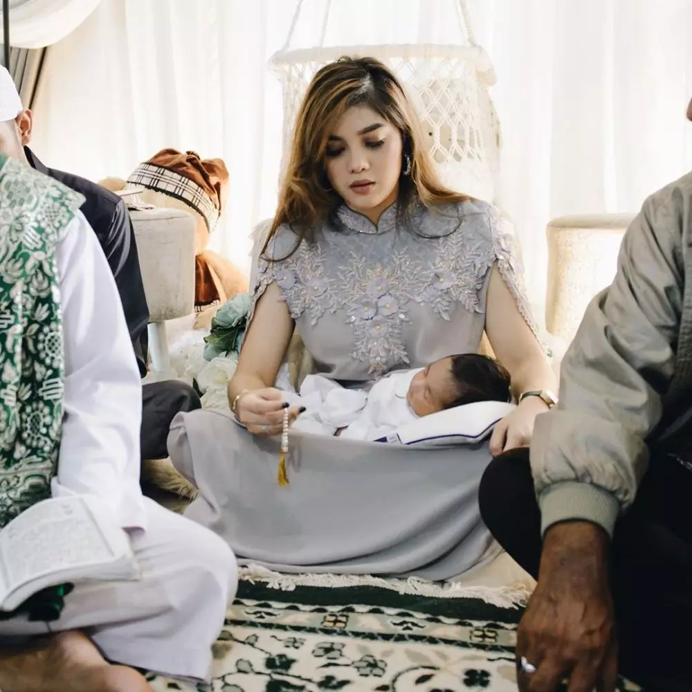 Unggah foto pangku anak, gaya duduk Raya Kitty curi perhatian instagram 