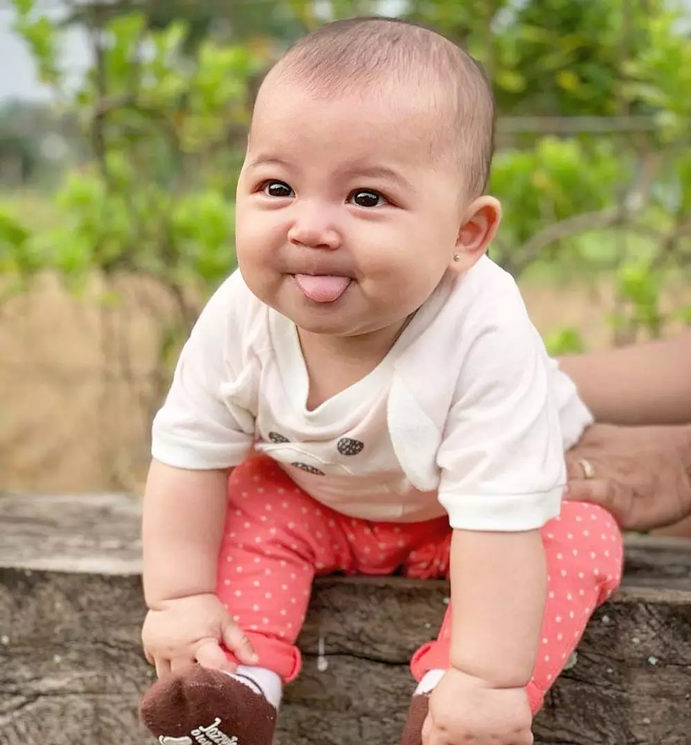 potret 5 anak seleb julurkan lidah ini bikin gemas © 2019 brilio.net