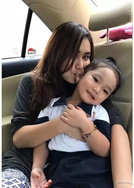 Gaya Ayu Ting Ting antar anak ke sekolah Istimewa