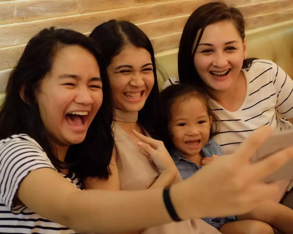 Potret Mona Ratuliu bareng Kesha Instagram