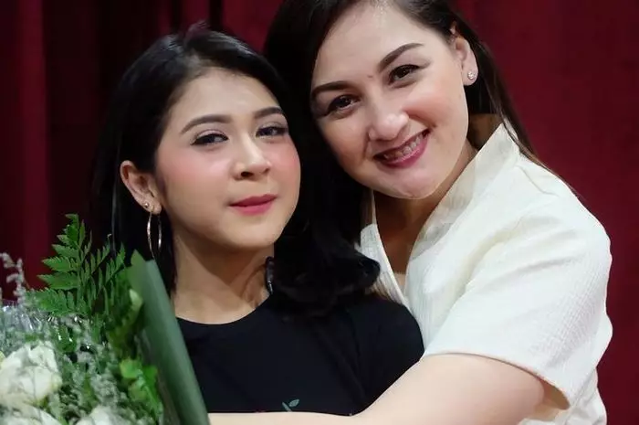 Potret Mona Ratuliu bareng Kesha Instagram