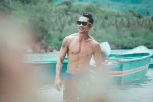 9 Seleb ganteng Tanah Air ini hobi surfing