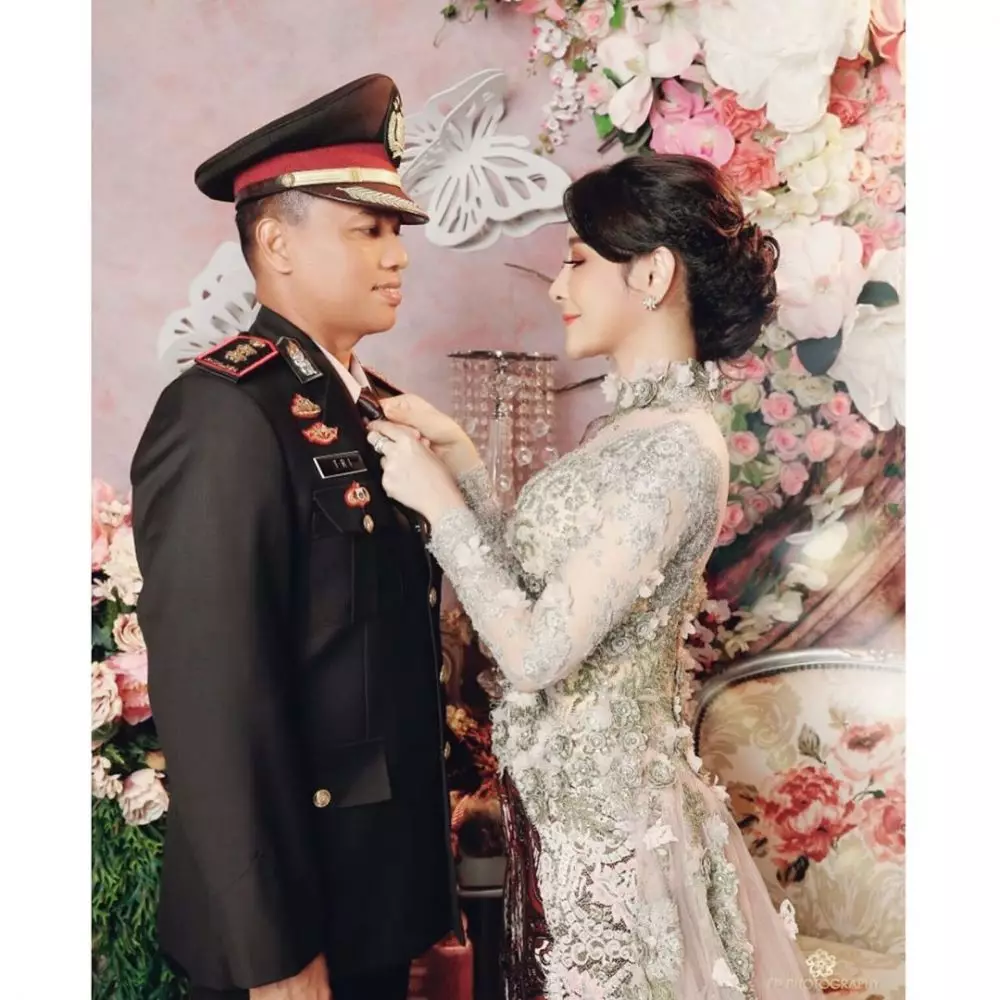 Pemotretan bersama suami Instagram/@uutpermatasari Pemotretan bersama suami Instagram/@uutpermatasari