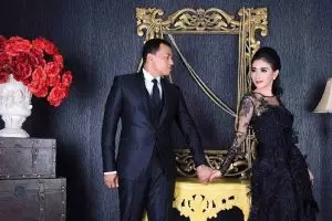 Pemotretan keluarga, Uut Permatasari pakai gaun pengantin lama
