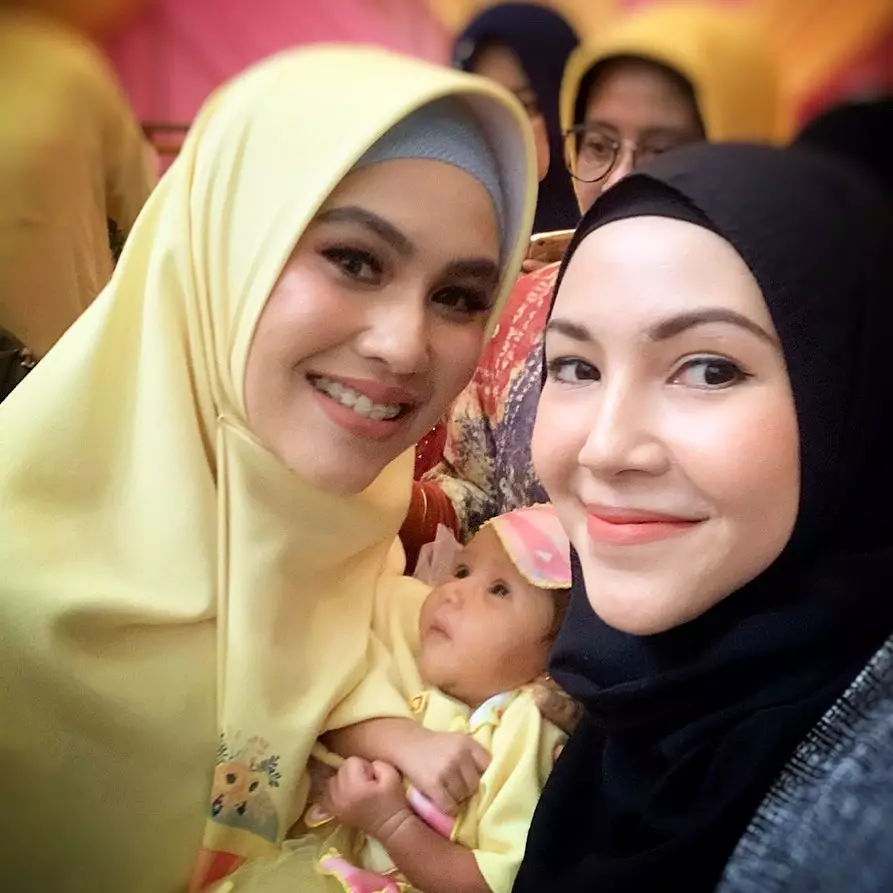 Momen akikah anak pertama Kartika Putri instagram 