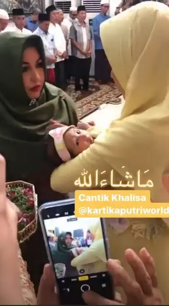 Momen akikah anak pertama Kartika Putri instagram 