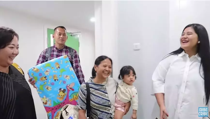 Kahiyang Ayu beri kado untuk anak Fitri Tropica, isinya mengejutkan instagram  Kahiyang Ayu beri kado untuk anak Fitri Tropica, isinya mengejutkan instagram