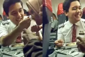 Viral video pramugara pesawat suapi penumpang lansia, bikin haru