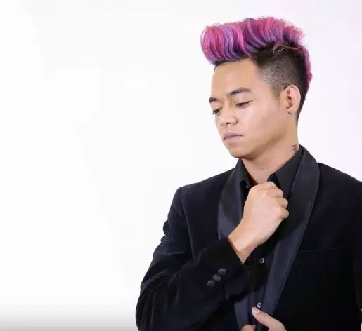 Seleb ini tampil beda dengan gaya rambut ungu, ngejreng Istimewa