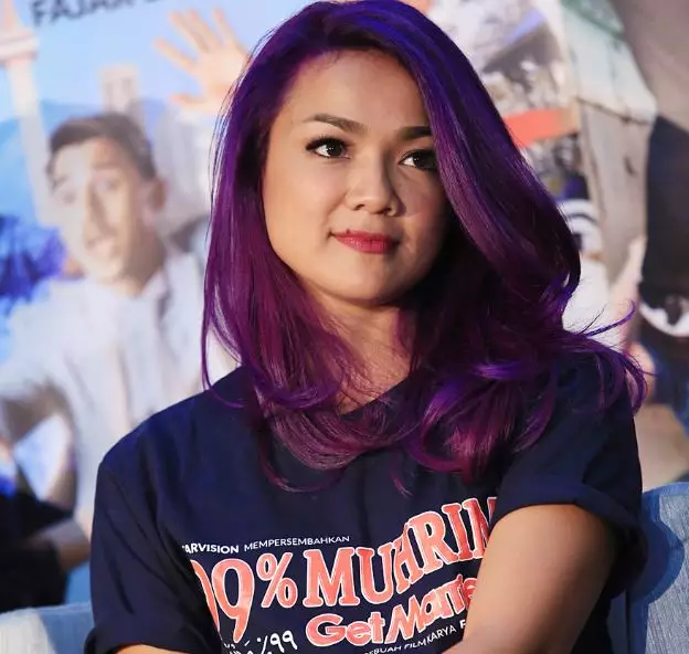 Seleb ini tampil beda dengan gaya rambut ungu, ngejreng Istimewa