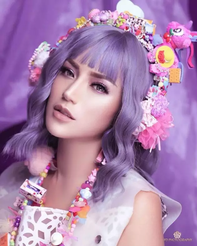 Seleb ini tampil beda dengan gaya rambut ungu, ngejreng Istimewa