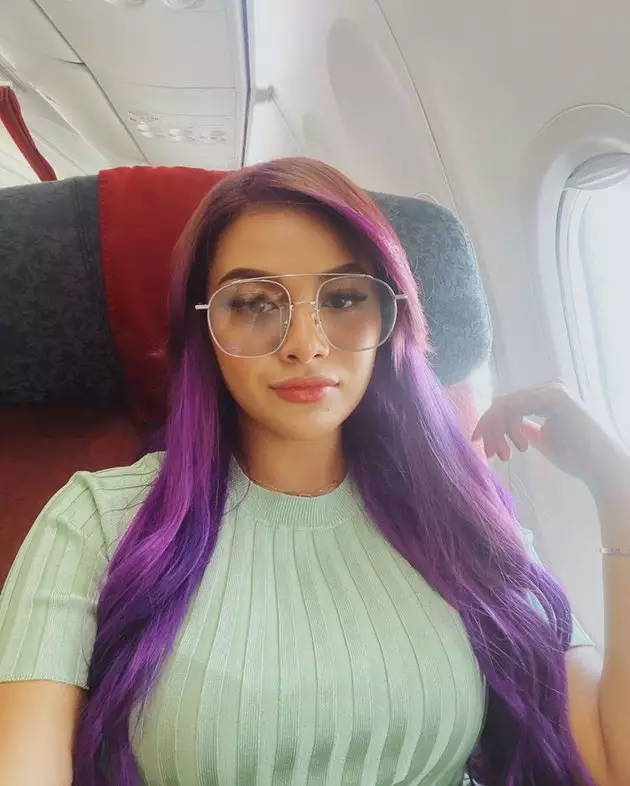 Seleb ini tampil beda dengan gaya rambut ungu, ngejreng Istimewa